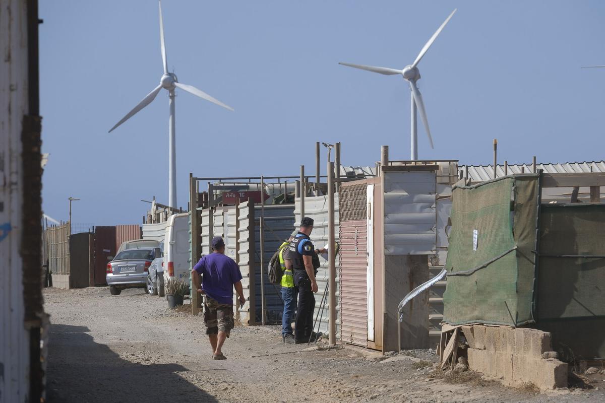 Asentamiento ilegal de chabolas en Bahía de Formas.
