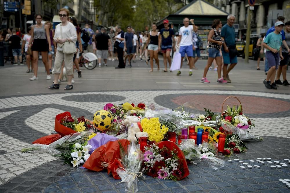 Homenaje en Las Ramblas a las víctimas de los atentados de Cataluña