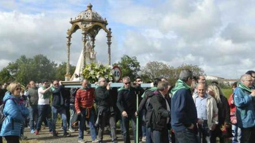 Numerosos romeros acompañan la imagen de la Virgen del Rosario durante la marcha procesional de ayer que discurrió desde el pueblo de Morales del Vino hasta la ermita del Cristo.