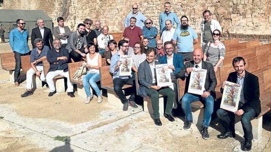 Autoridades, organizadores y algunos participantes del Còmic Nostrum, ayer, en Ses Voltes.