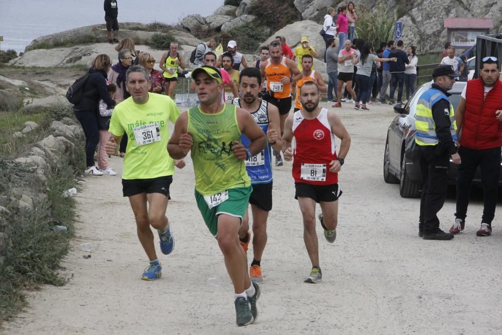 Más de medio millar de corredores completaron el espectacular y exigente recorrido de 21 kilómetros por la Costa da Vela de Cangas.