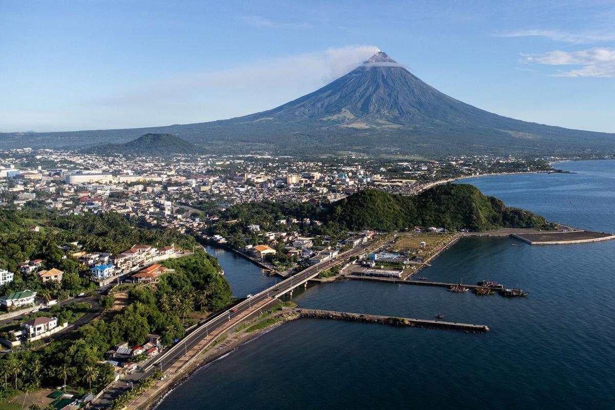 El volcán Mayón sigue activo en Filipinas