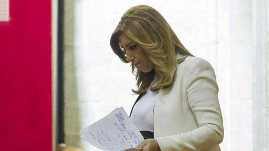 La candidata socialista para presidir la Junta de Andalucía, Susana Díaz, tras dar la réplica al portavoz de IULV-CA, Antonio Maíllo, en la segunda jornada del debate de investidura que tiene lugar en el Pleno del Parlamento andaluz, en Sevilla.