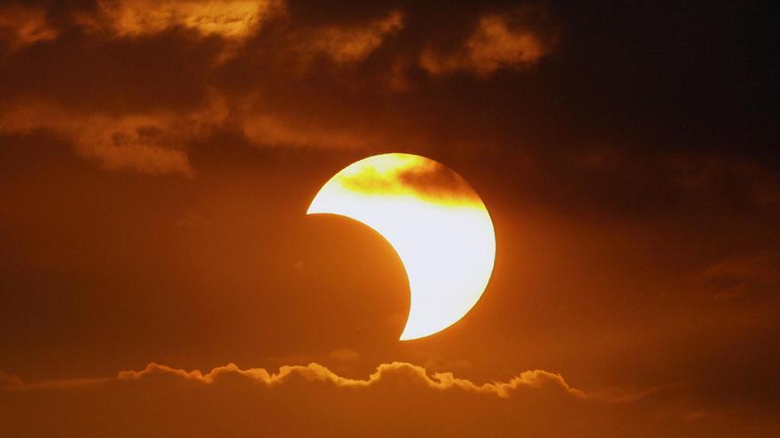¿A qué hora será el eclipse solar de este sábado? Cómo observarlo