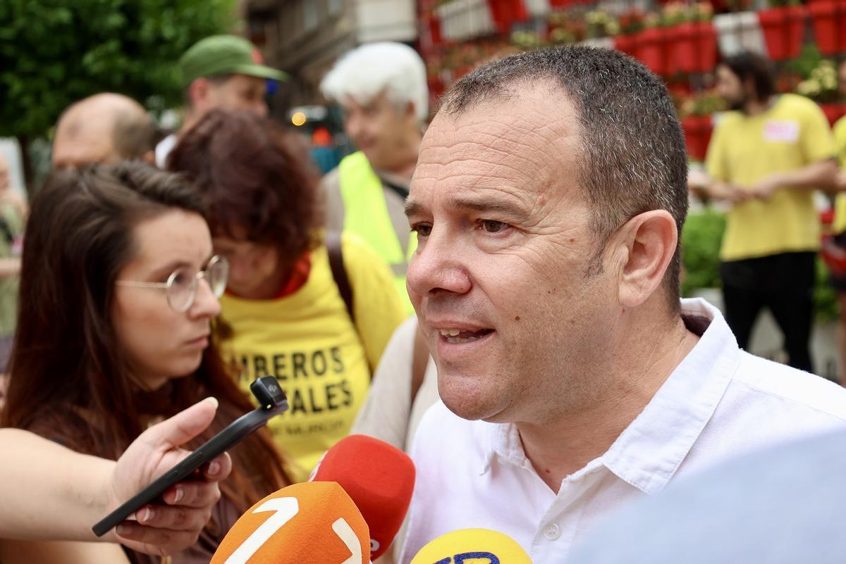 Diputado socialista Fernando Moreno, en la movilización de este viernes de los bomberos forestales en Murcia.