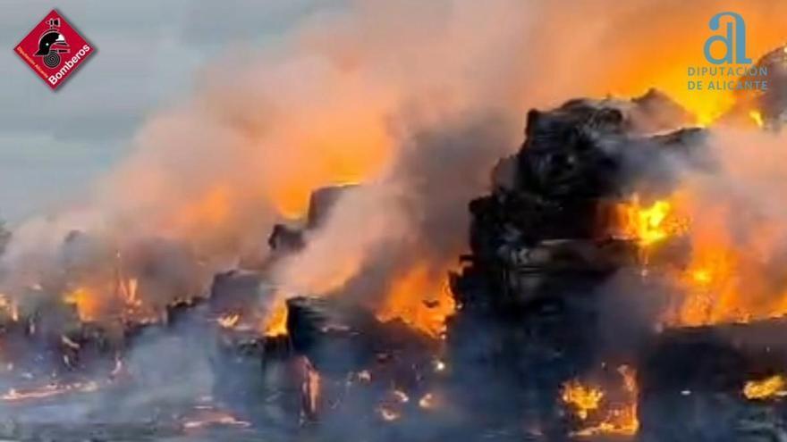 Así fue el trabajo de los bomberos en la extinción del incendio de Desguaces Mora