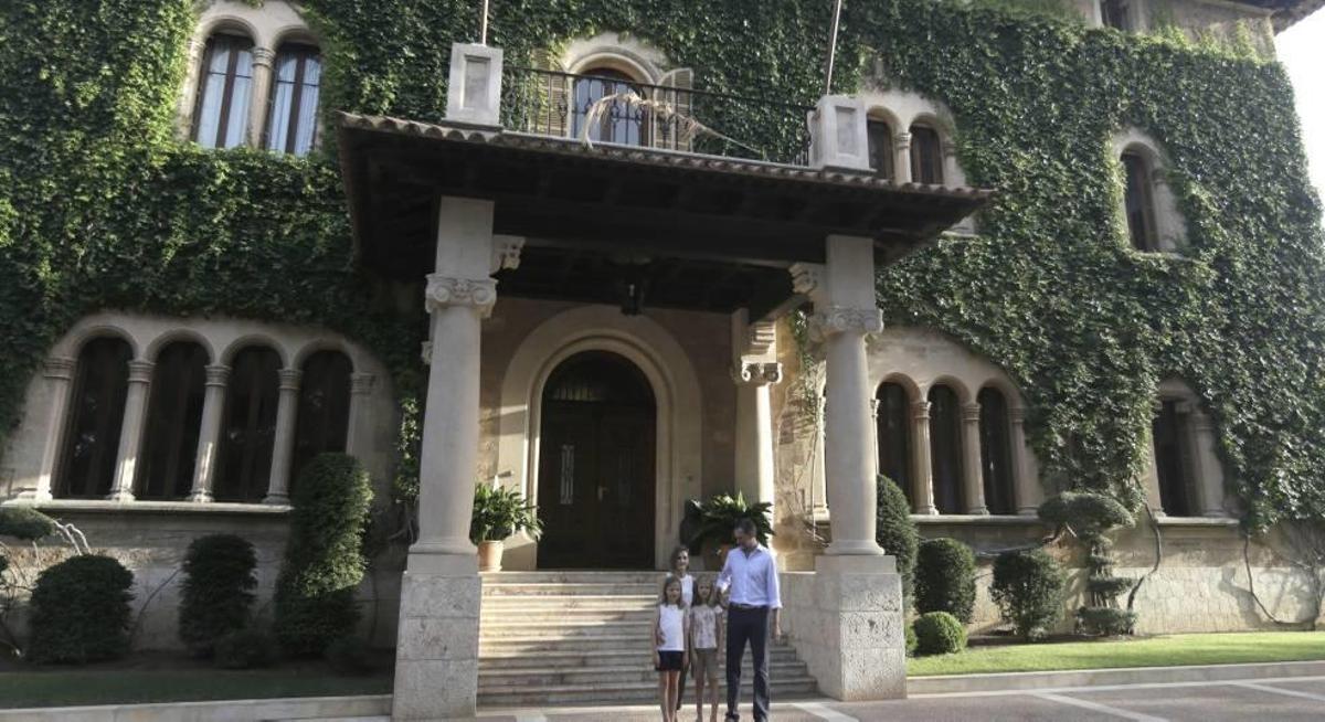 Los Reyes Felipe y Letizia posan a las puertas de Marivent con sus hijas Leonor y Sofía.