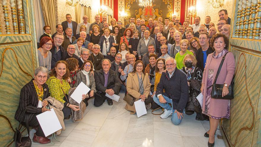 El Ayuntamiento de Alicante homenajea a 200 funcionarios tras su jubilación