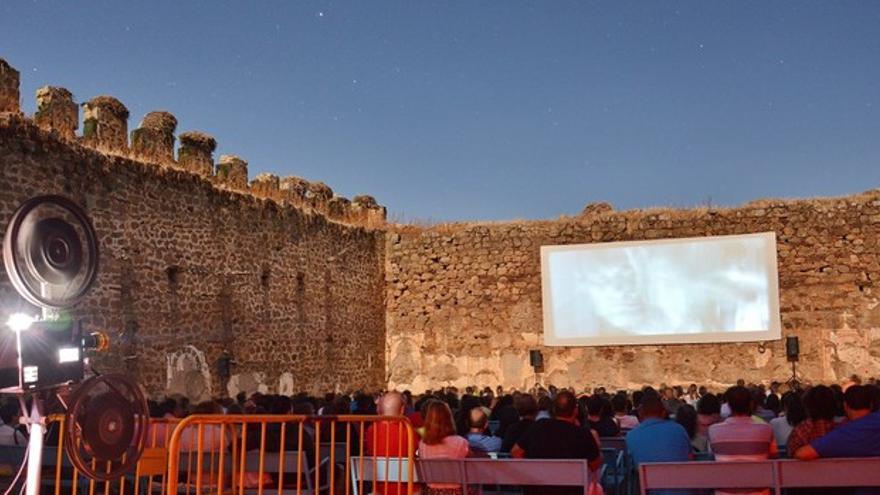 Público en una proyección en el castillo de los Herrera.