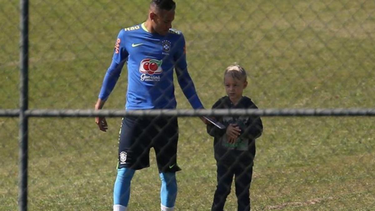 Neymar Junior y Lucca durante la visita del pequeño a la concentración de la selección olímpica