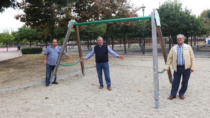 Dirigentes vecinales de Solidaridad ayer, en unos columpios del Parque María Luisa.