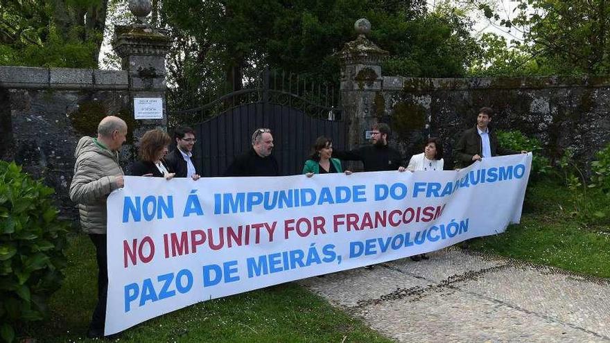 Los eurodiputados, con Ana Miranda en el centro, que ayer visitaron el Pazo de Meirás. // Víctor Echave