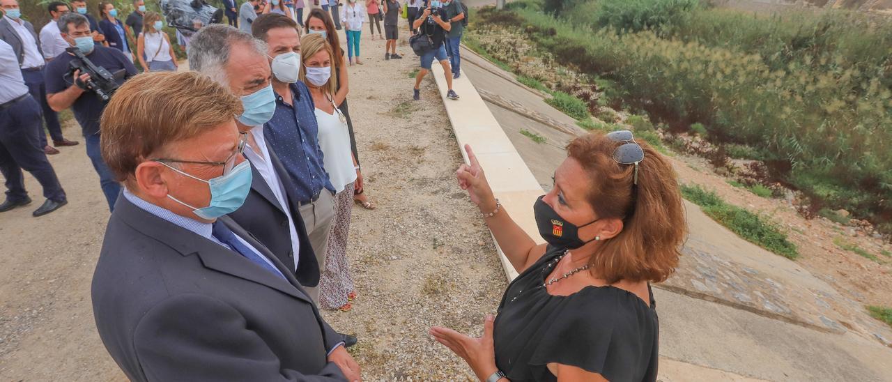 Ximo Puig en la mota del río en Almoradí.