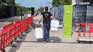 Ontinyent inicia en el casco urbano el reparto masivo de los cubos del 'puerta a puerta'