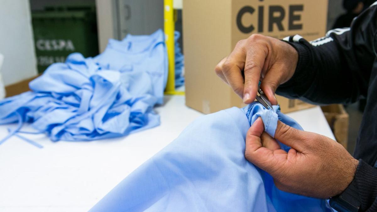 Los centros penitenciarios fabricarán 32.000 uniformes destinados a los profesionales sanitarios