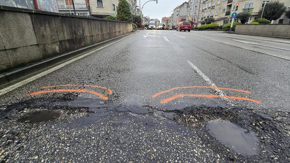 Los socavones en el asfalto, un peligro con el que tener cuidado en Vigo.