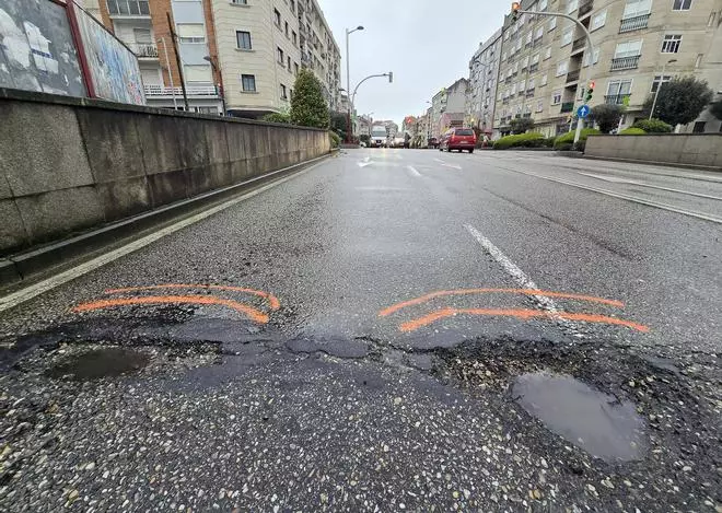 Los socavones en el asfalto, un peligro con el que tener cuidado en Vigo