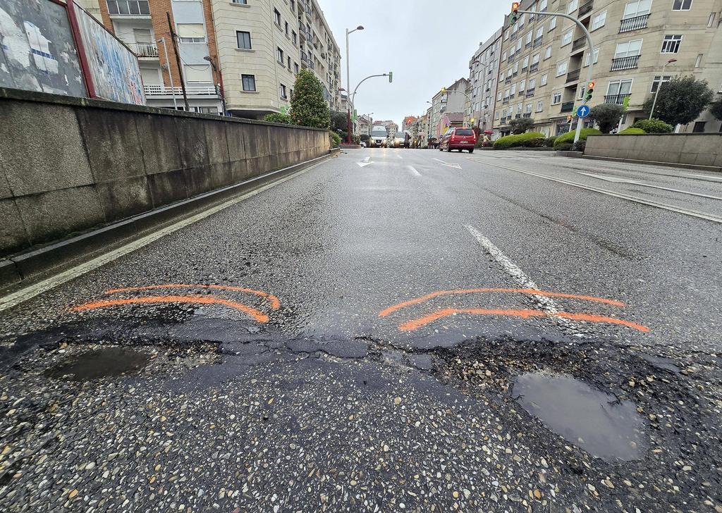 Los socavones en el asfalto, un peligro con el que tener cuidado en Vigo