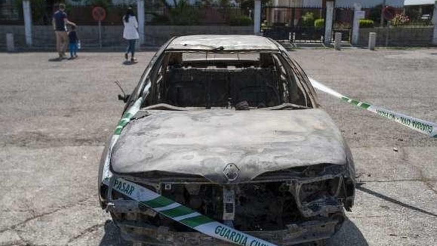 El vehículo calcinado fue examinado ayer en Lobios. // Brais Lorenzo