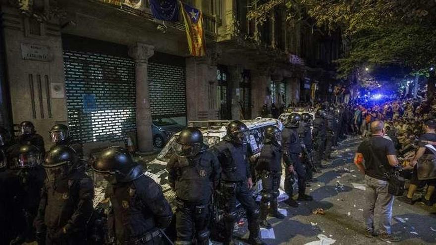 Despliegue de los mossos ante la consejería de Economía. // Efe