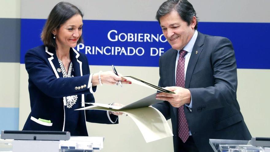 Reyes Maroto y  Javier Fernández, durante la firma del convenio.