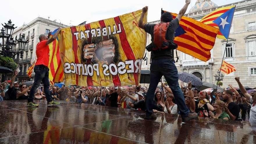 Independentistas subidos al escenario de la marcha en favor del castellano, en la plaza Sant Jaume. // Efe