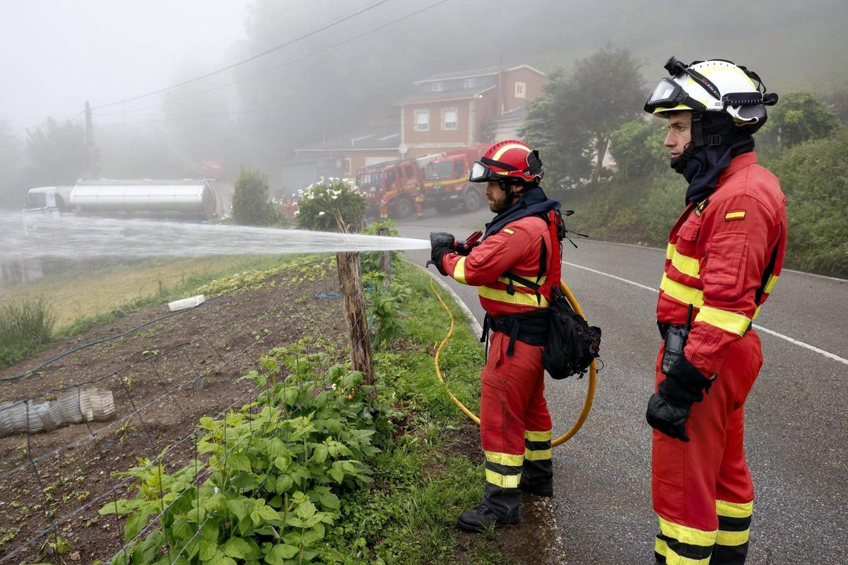 La UME se prepara en Valdés y Tineo para los incendios del verano