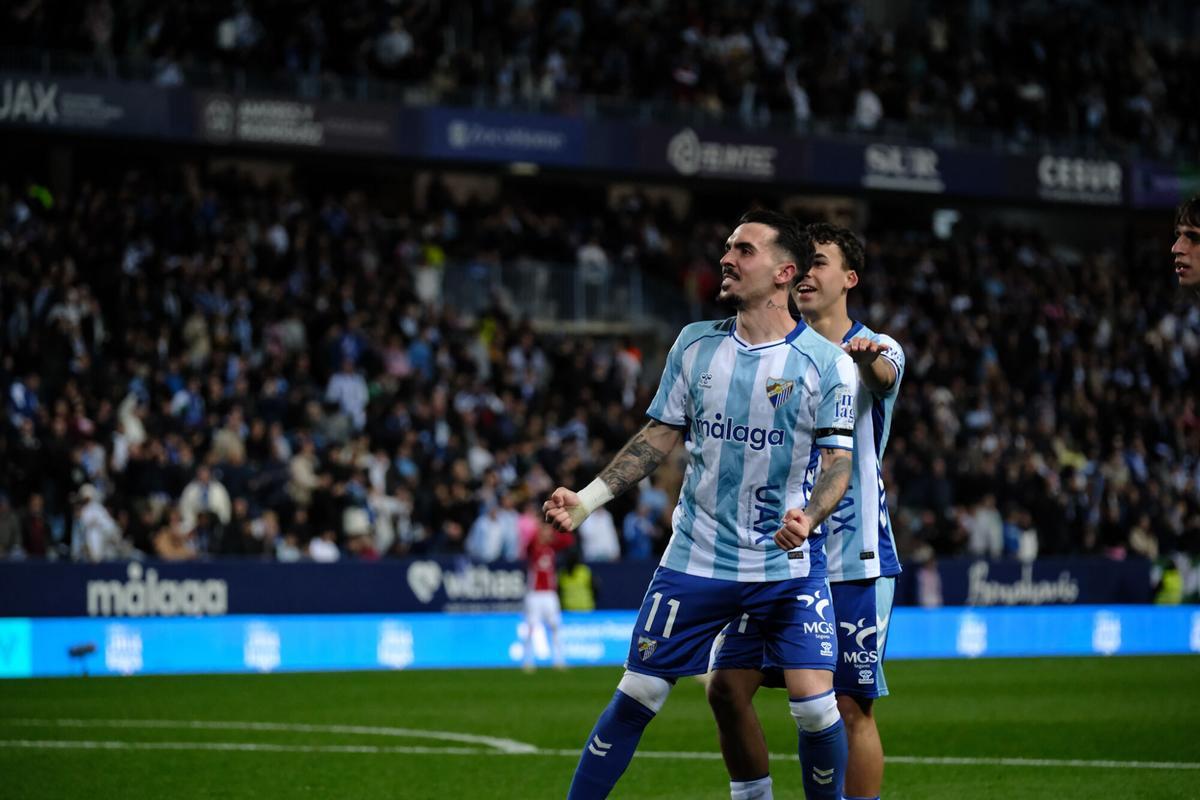 Joaquín (goleador) y Rafita (asistente) celebran el tanto de la victoria del Málaga CF.