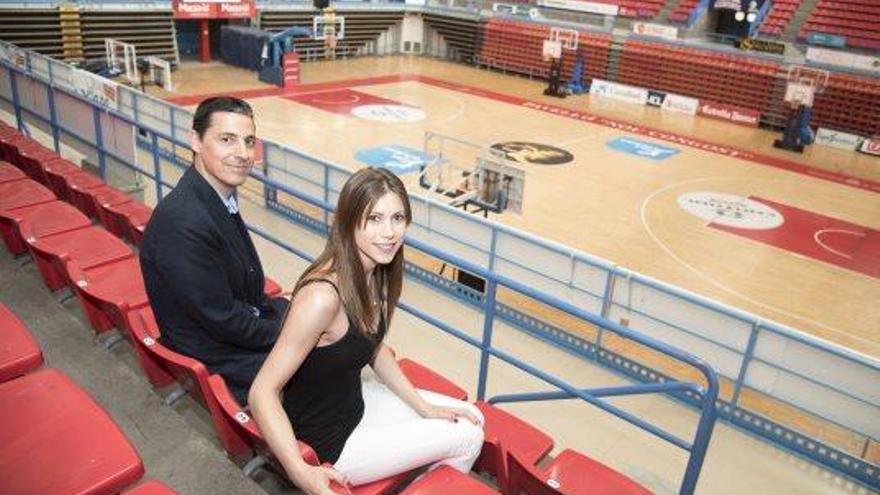 Carles Sixto, gerent del club, i Anna Pinell, responsable d&#039;abonaments