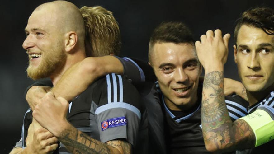 Los jugadores del Celta celebran el gol de Guidetti ante el Genk // RICARDO GROBAS