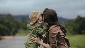 Imagen de una madre con su hijo