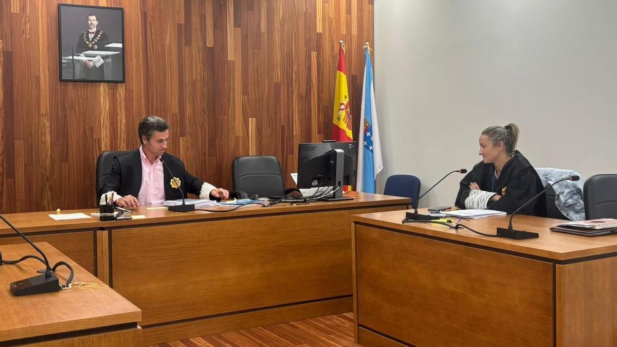 El juez y la fiscal en el juicio, que se celebró en ausencia del acusado ya que no compareció.
