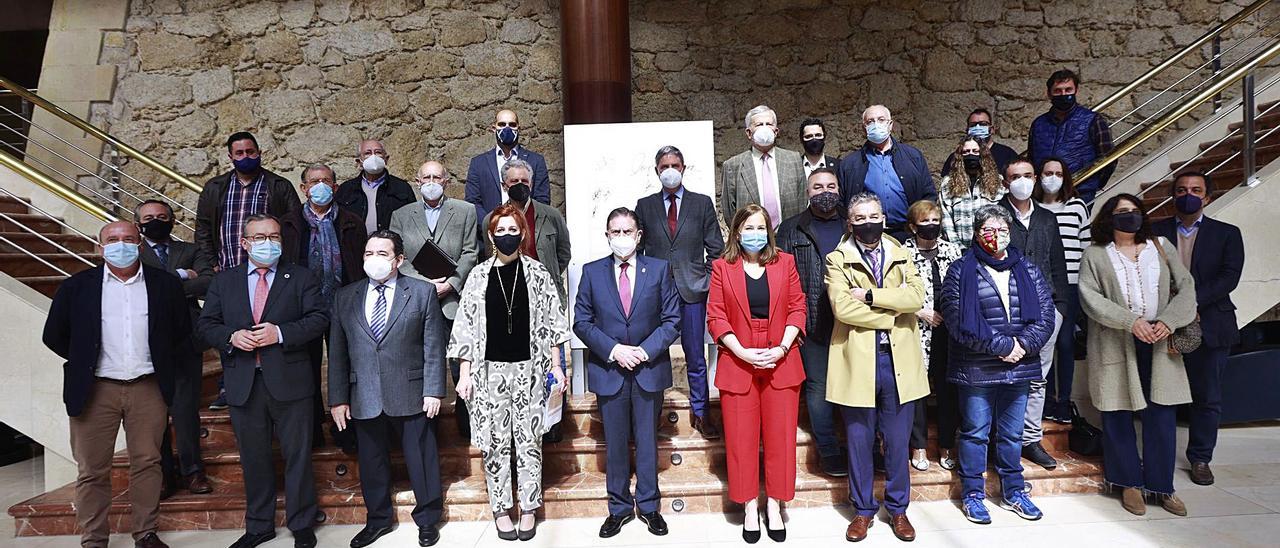 Organizadores y embajadores del Internacional Cheese Festival posando para la foto de familia, ayer, en el Auditorio. | Miki López