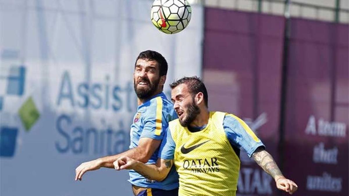 Arda Turan y Aleix Vidal, durante un entrenamiento del FC Barcelona