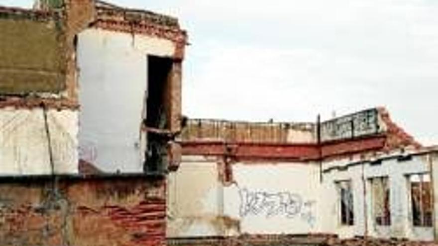 Los dos edificios derruidos en San Juan siguen como hace cinco meses
