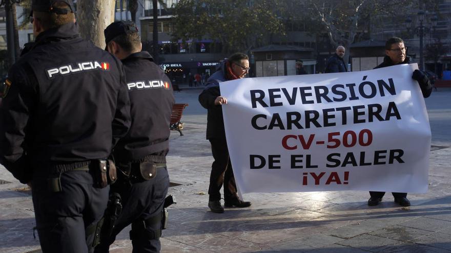 Decenas de tractores marchan por Valencia contra las obras de la CV-500