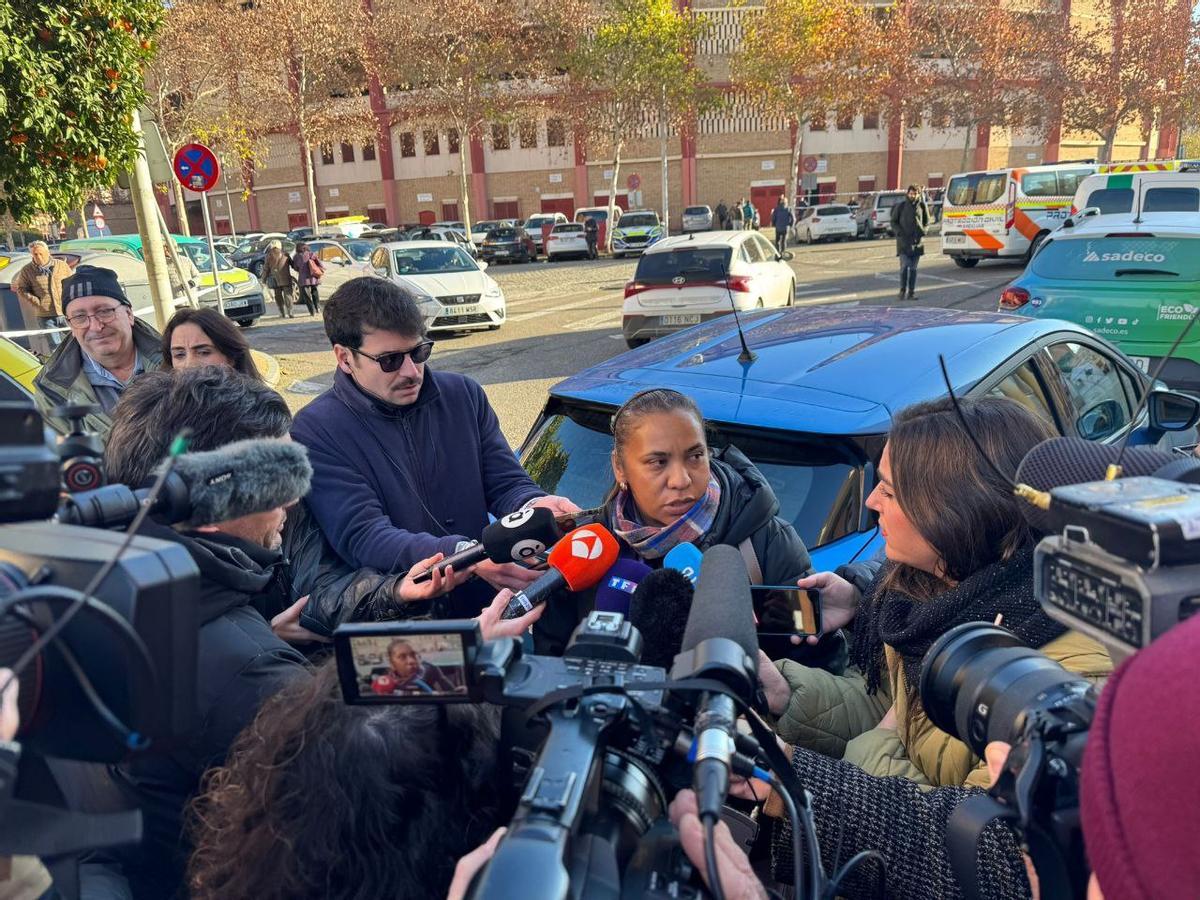 Osiris Sevilla, mujer de uno de los desaparecidos, atiende a los medios a las puertas del centro cívico poniente Sur de Córdoba.