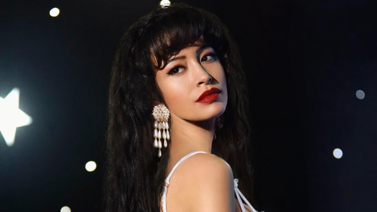 Christian Serratos como Selena Quintanilla.