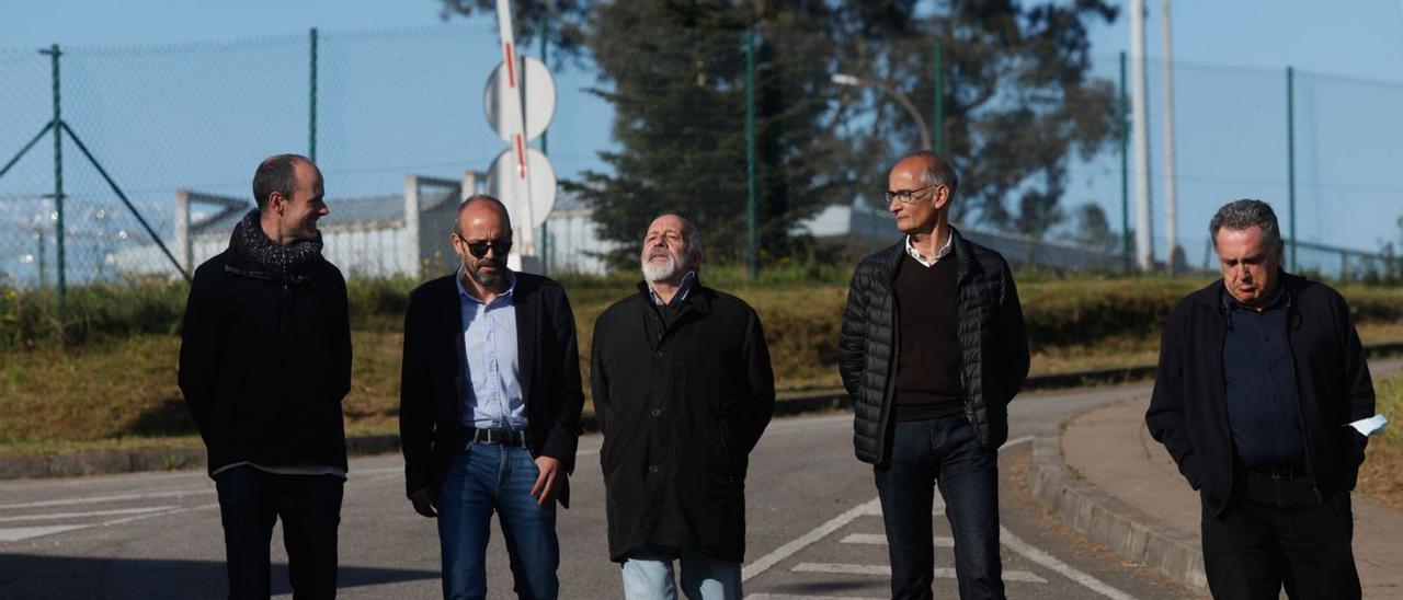 Chus Menéndez, en el centro de la imagen, acompañado, por la izquierda, por César Lebrato, Javier Díaz Dapena, Herminio Rodríguez y Marcelino Galán, en la salida del exsacerdote de la prisión de Asturias.