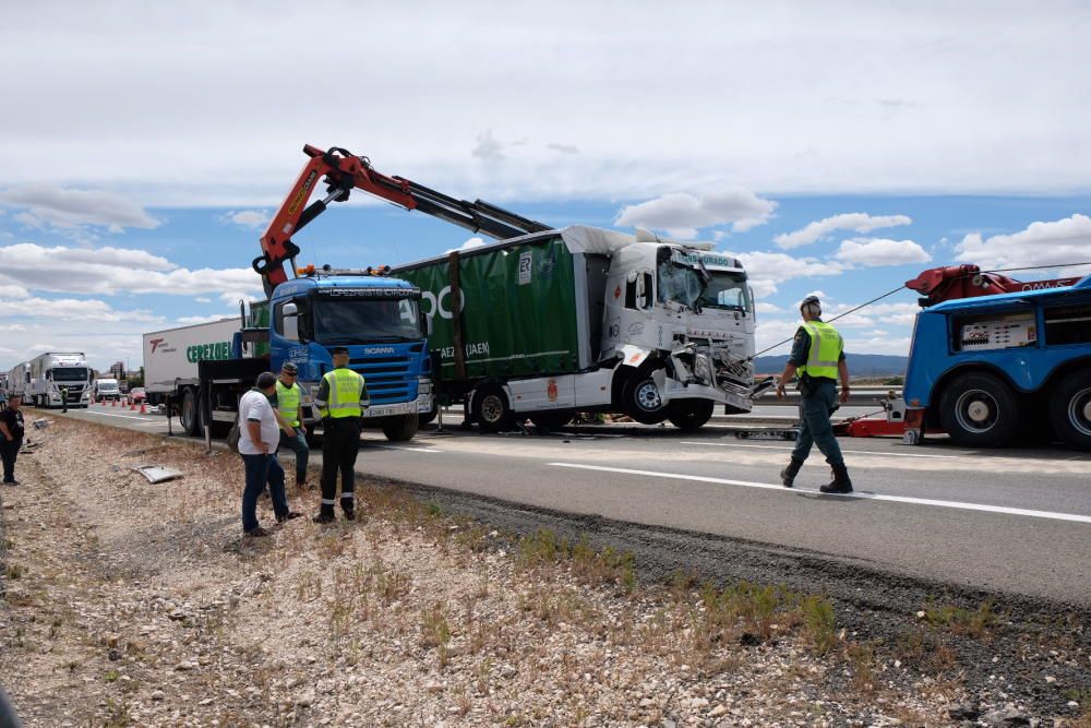 La colisión entre dos camiones corta la autovía a la altura de Villena