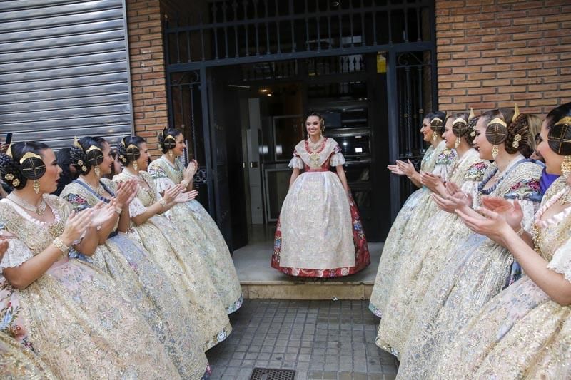 Consuelo Llobell, fallera mayor de València 2020, luce su exclusivo espolín en color Rosa Oporto