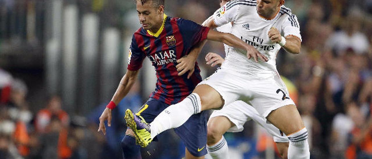 Jesé, con la camiseta del Madrid, presiona a Neymar en el Clásico donde marcó un gol en el Camp Nou.