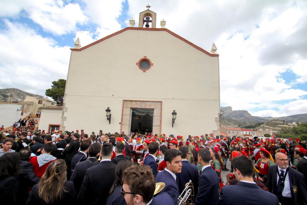 Las diez comparsas acompañan al santo en su tradicional bajada ante miles de vecinos que aguardan con emoción su paso