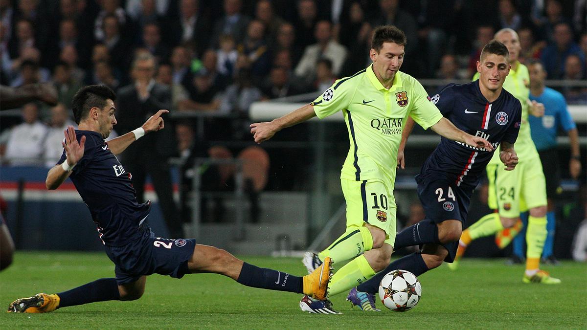 Javier Pastore intenta frenar a Leo Messi en el encuentro entre PSG y Barça en París en 2014