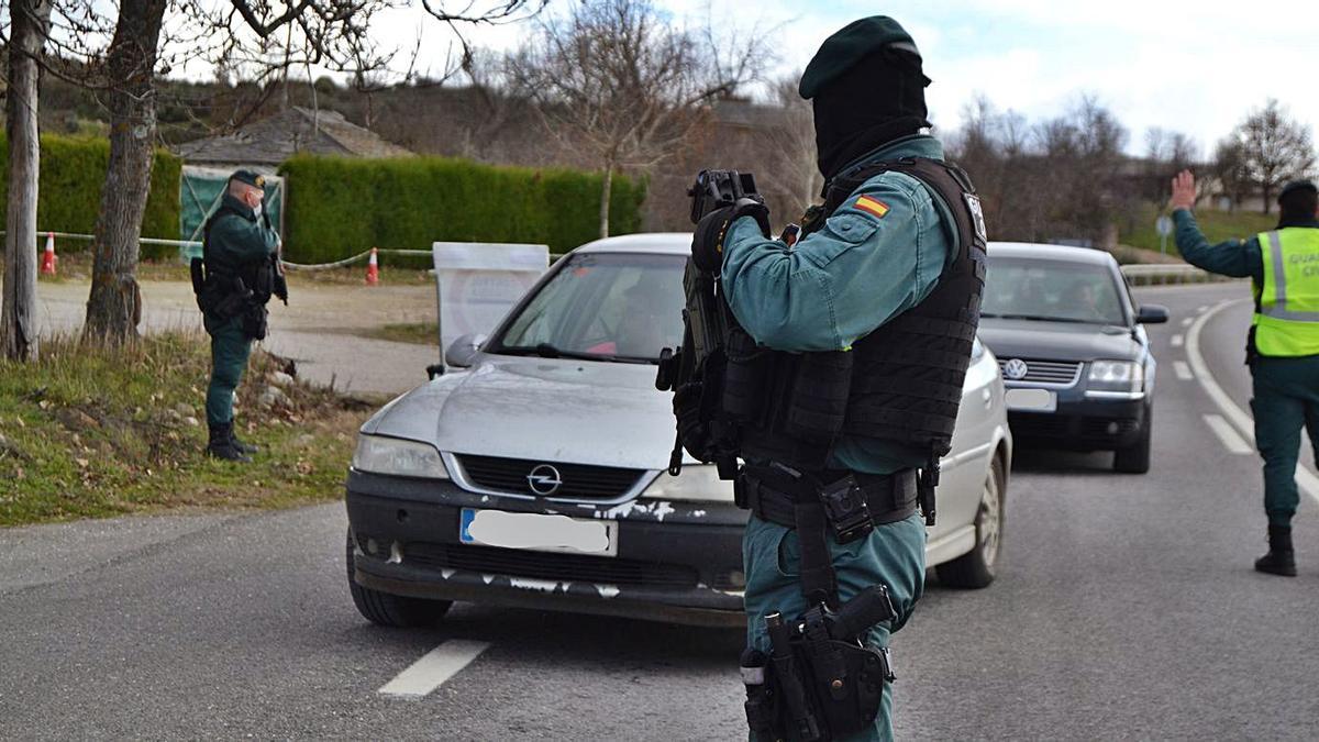 Integrantes del operativo durante el control de vehículos realizado ayer en el término de Puebla de Sanabria. | A. S.