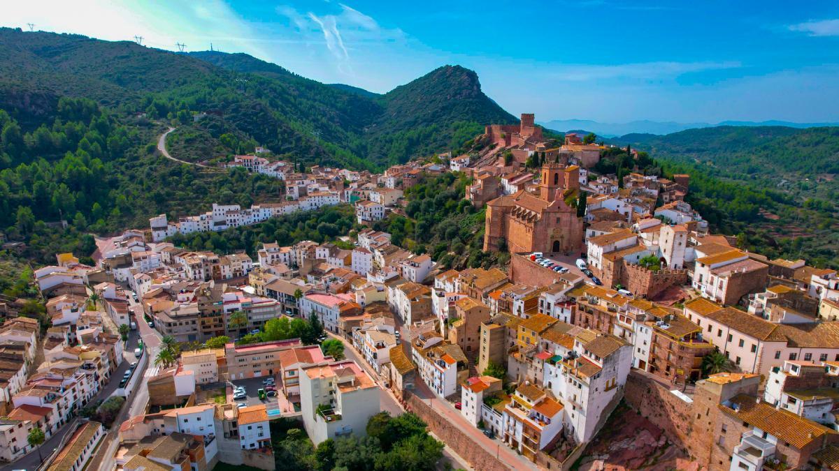 El pueblo más bonito de Castellón es uno de piedra rojiza con un museo contemporáneo que merece la pena conocer