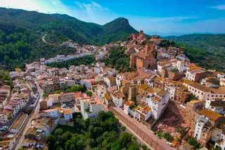 El pueblo más bonito de Castellón no es Peñíscola: es de piedra rojiza, arte contemporáneo y museos en el casco viejo