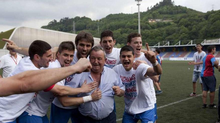 De izquierda a derecha, Mendi, Borja Fernández, Otero, Carly, Nuño y Chus celebran con Quirós, en el centro, el ascenso del Langreo ante el Mérida.