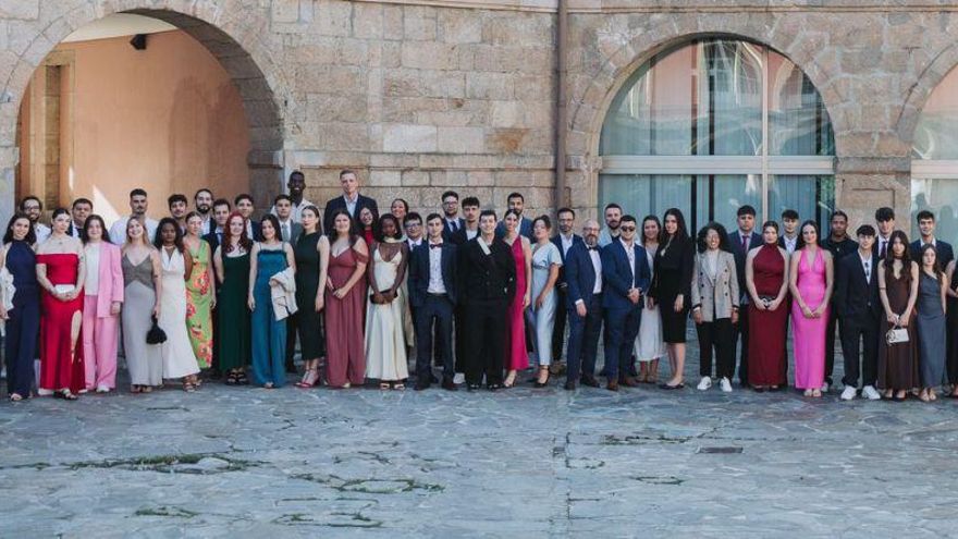 Estudiantes de Zalaeta celebran su graduación | LOC
