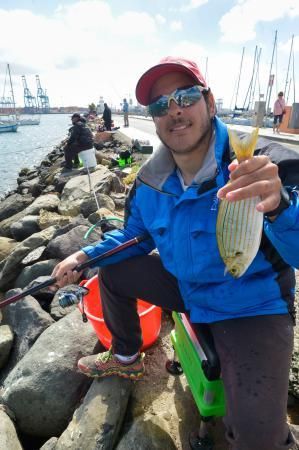 Pescadores de caña en el Muelle Deportivo